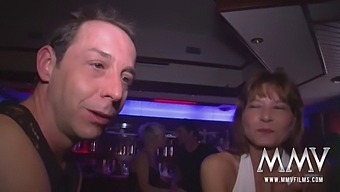 Swinger Amatir Mengadakan Pesta Liar Dengan Beberapa Pasangan.